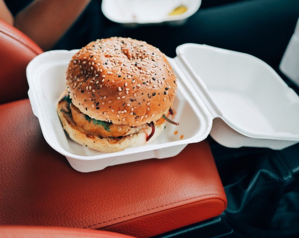hamburger-plastovy-obal-jidlo-auto