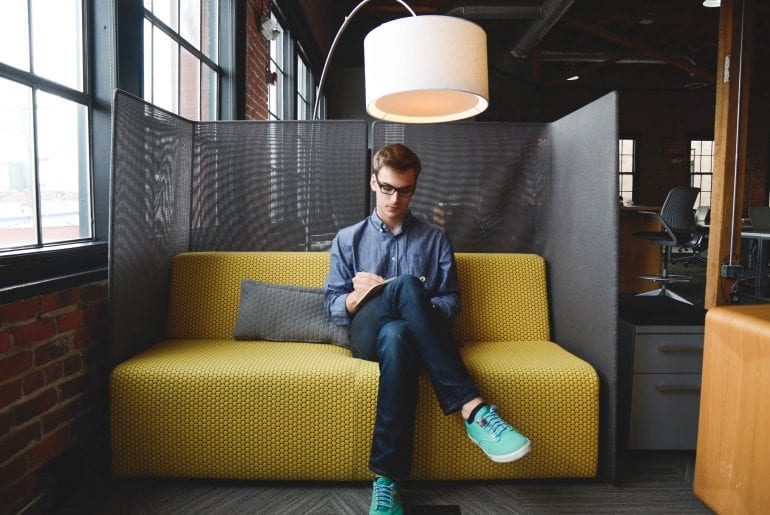 designove-kancelarske-prostory-muz-lampa-gauc-kovova-zed