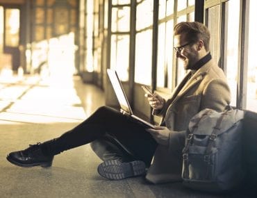 muz-zem-notebook-prace-batoh-svetlo-okna-bryle