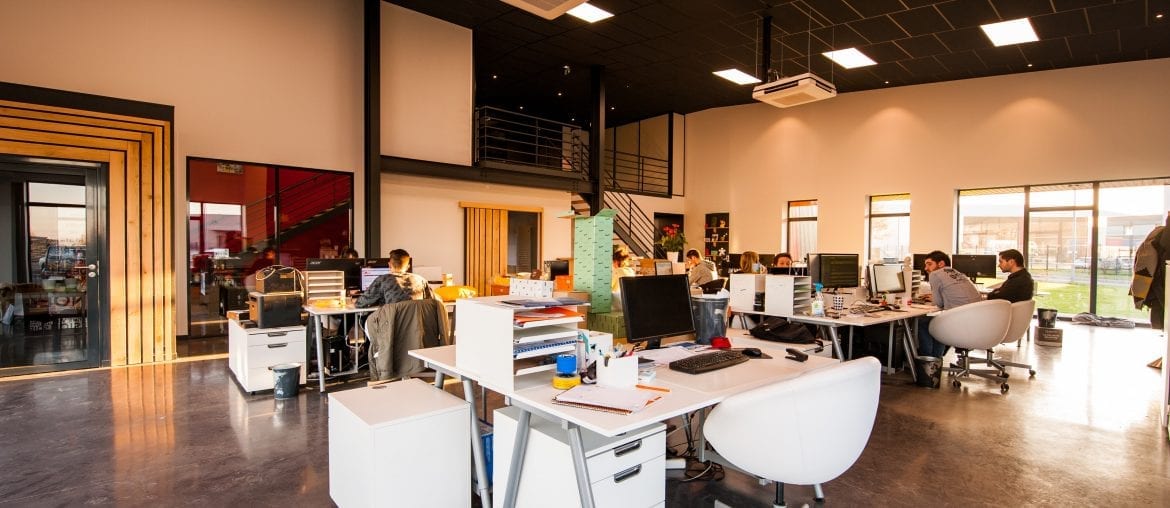 zidle-stul-lide-osvetleni-okno-podlaha-kancelar