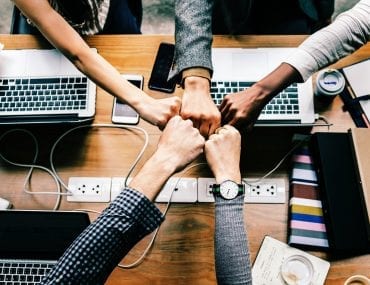 ruce-kolegove-past-stul-notebooky-technika