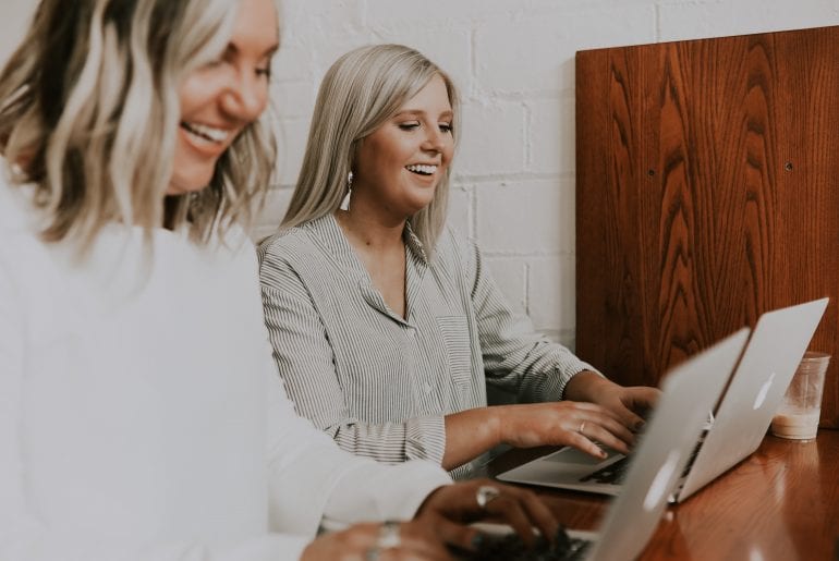 zeny-notebooky-usmev-stul-stena