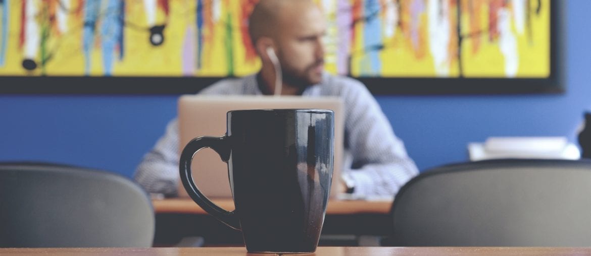 muz-obraz-salek-stul-zidle