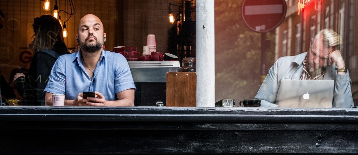 muzi-prace-notebook-sluchatka-svetla