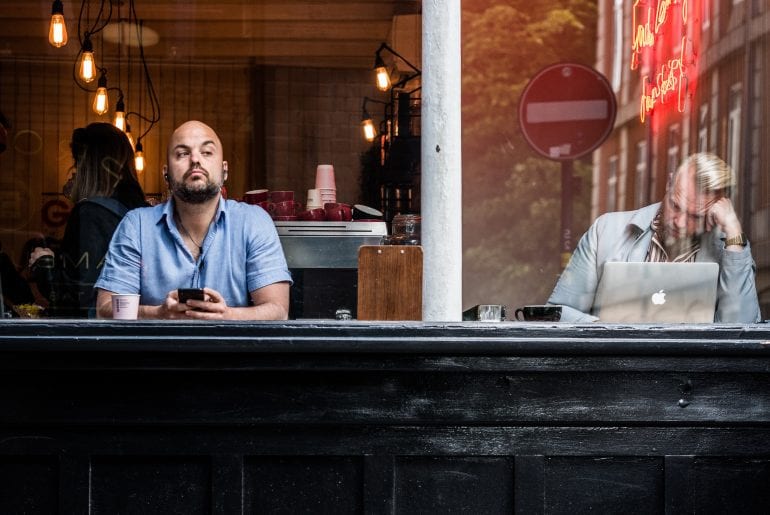 muzi-prace-notebook-sluchatka-svetla