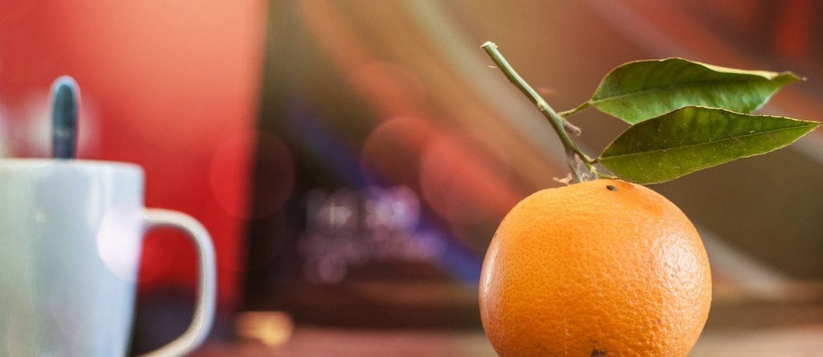 zdrave-pracoviste-anketa stul-notebook-salek-hrnek-kava-pomeranc-prace