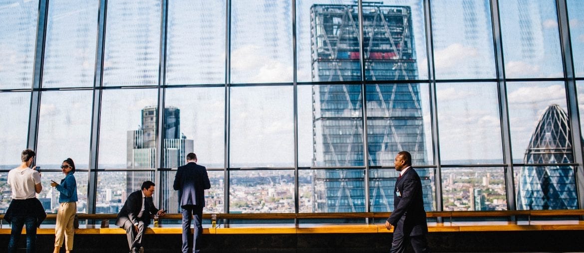 Budovy-zamestnanci-svetlo-presklena-stena-pohyb-lavicka-vyhlad