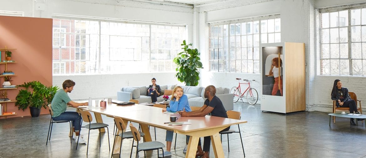 Zasadackovy-stol-stolicky-zamestnanci-sedacka-priestor-na-telefonovanie-rastliny