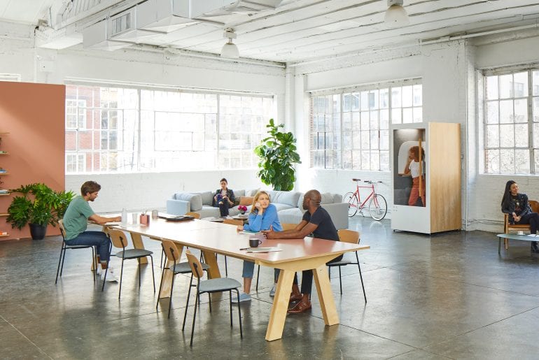 Zasadackovy-stol-stolicky-zamestnanci-sedacka-priestor-na-telefonovanie-rastliny